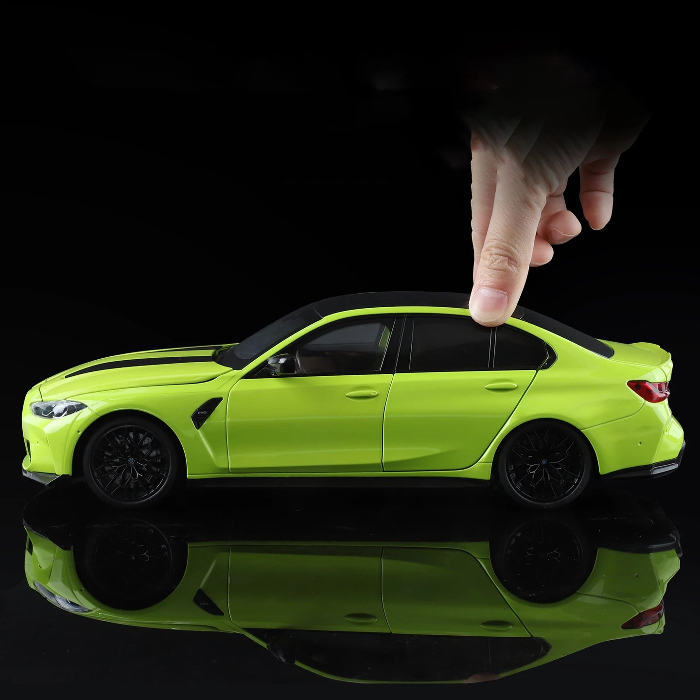 1:18 BMW M3 CS LCI G80 Mpower Supercar Diecast Model - Perfect Miniature for Car Enthusiasts and Kids!